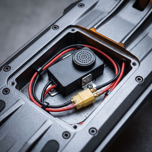 Boîtier d'alarme installé de façon invisible dans le compartiment batterie d'une trottinette électrique